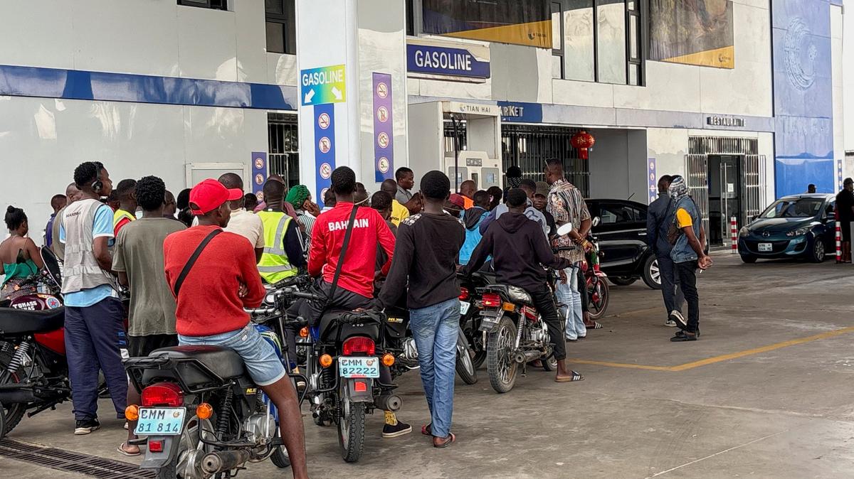 FILE PHOTO: People and motorcyclists queue for fuel at a Chinese-owned Tian Hai gas station in Katembe, Maputo, Mozambique, April 16, 2026. REUTERS/Custodio Cossa/File photo