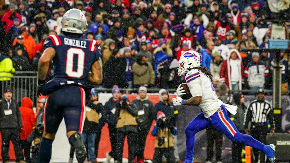  Dec 14, 2025; Foxborough, Massachusetts, USA; Buffalo Bills running back James Cook III (4) runs the ball for a touchdown against the New England Patriots in the second half at Gillette Stadium. Mandatory Credit: David Butler II-Imagn Images | David Butler II-Imagn Images 