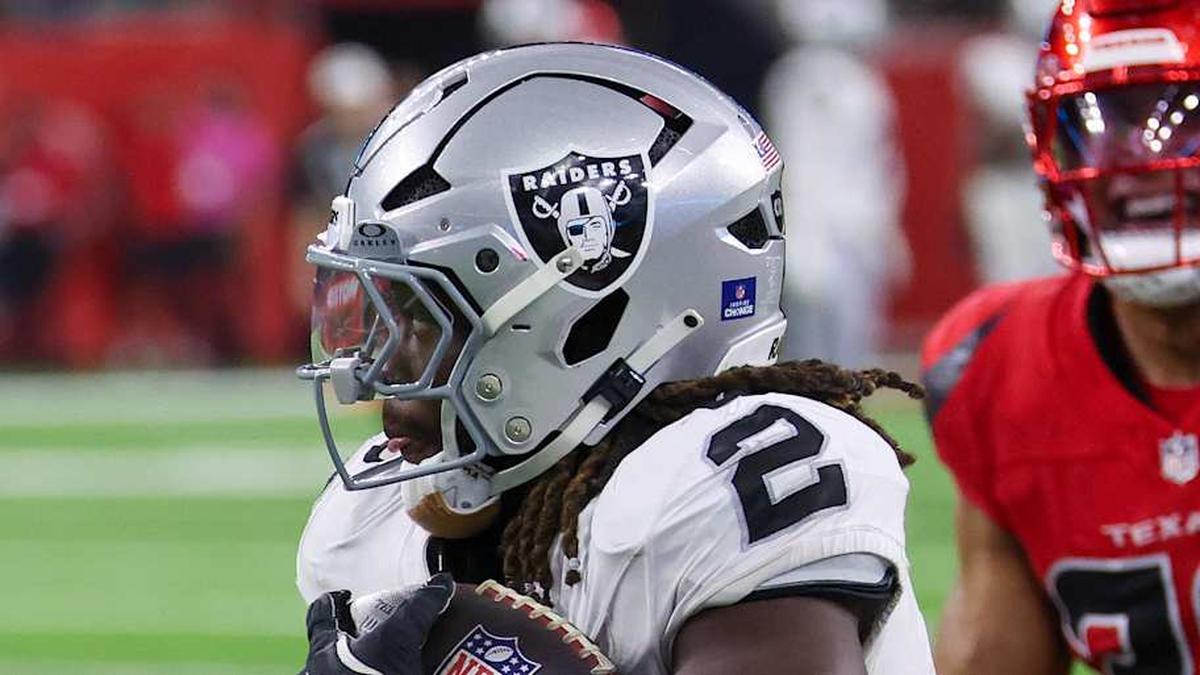  Dec 21, 2025; Houston, Texas, USA; Las Vegas Raiders running back Ashton Jeanty (2) catches a touchdown pass against Houston Texans linebacker Henry To'Oto'O (39) in the second half at NRG Stadium. Mandatory Credit: Thomas Shea-Imagn Images | Thomas Shea-Imagn Images 