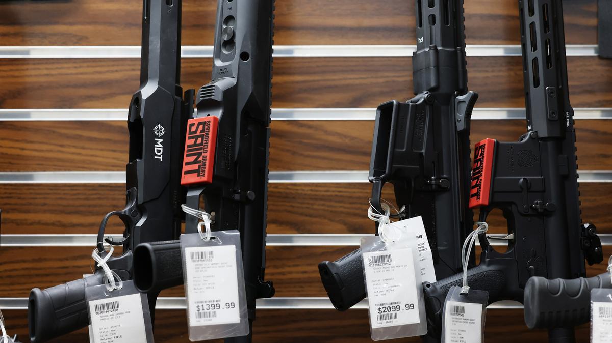 Una vitrina contiene una variedad de rifles estilo AR-15 en Accuracy Firearms el 26 de enero de 2023, en Effingham.