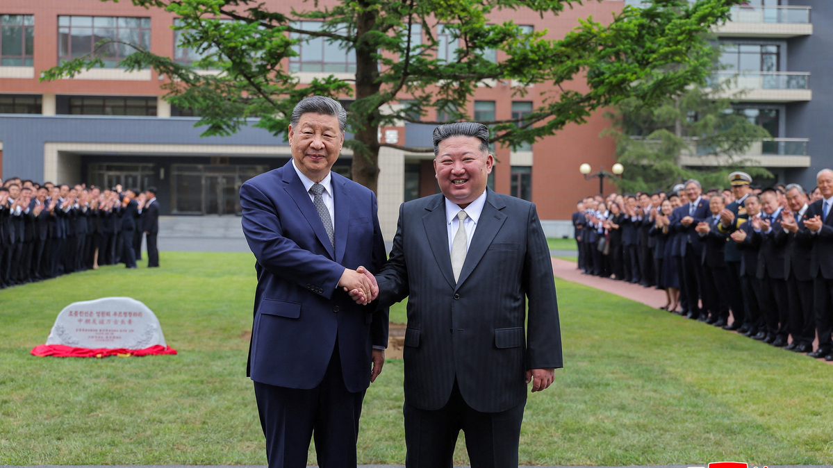Chinese President Xi Jinping and North Korean leader Kim Jong Un pose for a picture as they visit the Central Cadres Training School of the Workers' Party, in Pyongyang, North Korea, June 9, 2026. KCNA via REUTERS