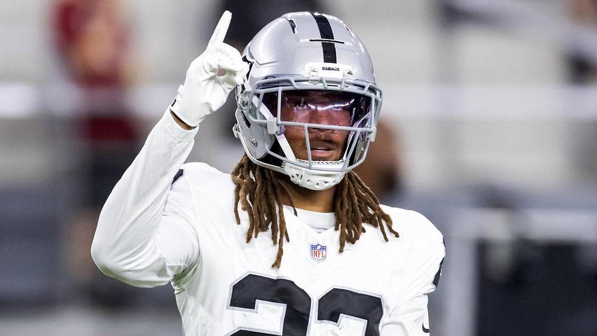  Aug 23, 2025; Glendale, Arizona, USA; Las Vegas Raiders cornerback Eric Stokes (22) against the Arizona Cardinals during a preseason NFL game at State Farm Stadium. Mandatory Credit: Mark J. Rebilas-Imagn Images | Mark J. Rebilas-Imagn Images 