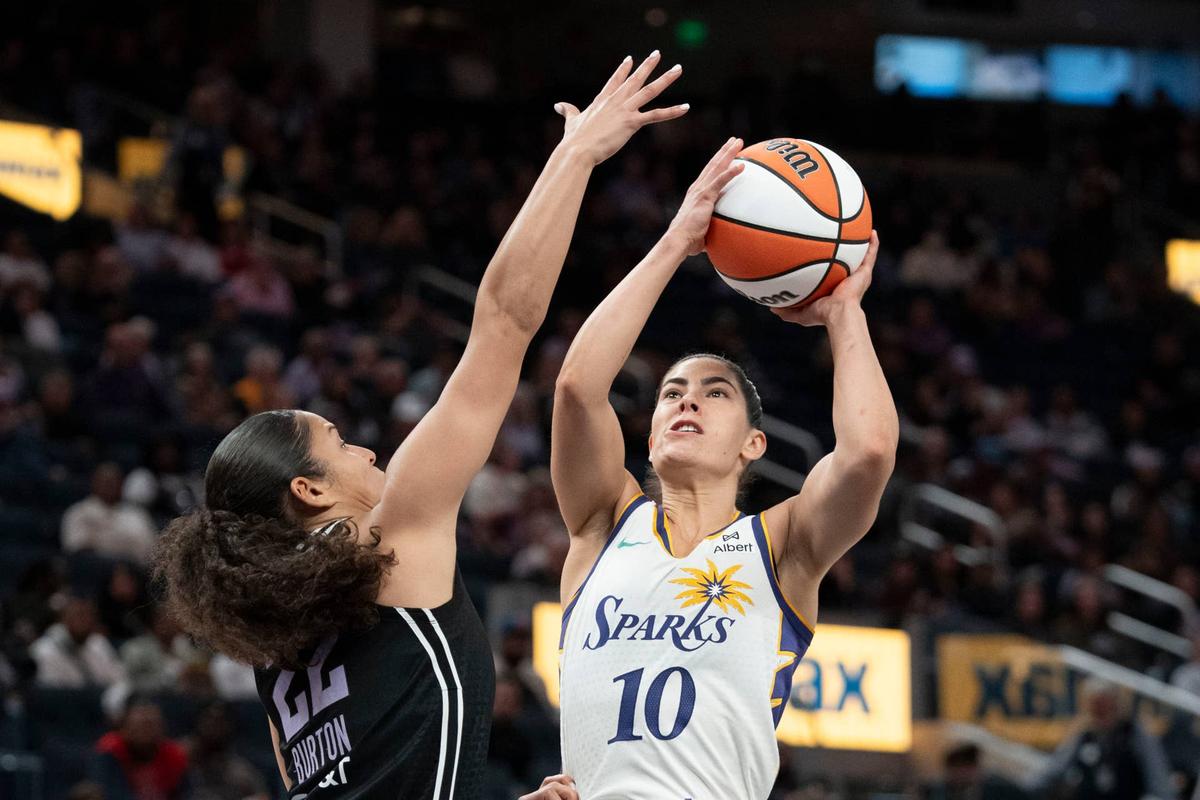 Los Angeles Sparks guard Kelsey Plum shoots against Golden State Valkyries guard Veronica Burton. Kyle Terada-Imagn Images