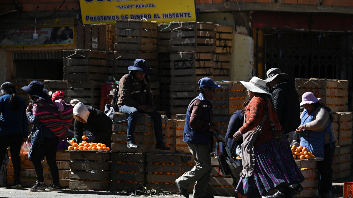 People visit a market to stock up on food and other supplies as Bolivia's crisis begins to ease after lawmakers backed the state of emergency, in El Alto, Bolivia, June 21, 2026. REUTERS/Claudia Morales