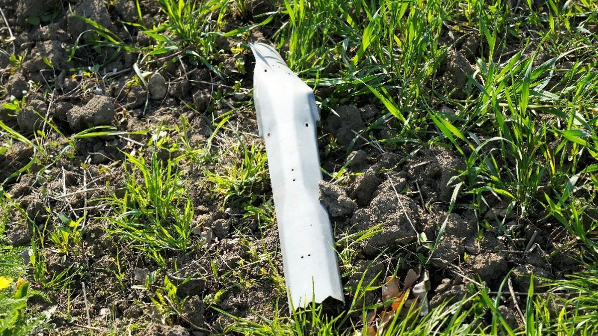 A crashed drone part at a site near Kablakula village, Estonia May 19, 2026. REUTERS/Ints Kalnins