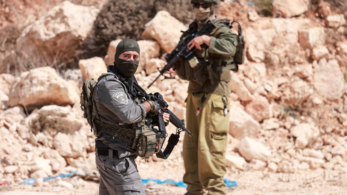 Several injured as Israeli settlers attack TV crew in West Bank