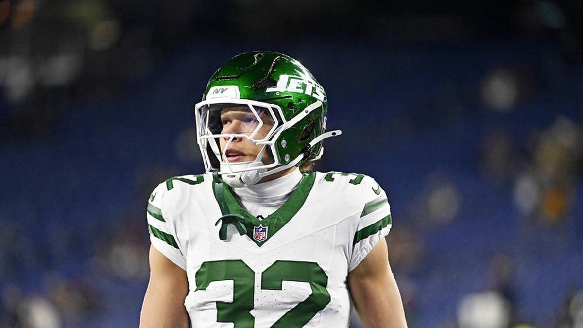  New York Jets running back Isaiah Davis (32) looks on before the start of the game against the New England Patriots at Gillette Stadium. | Eric Canha-Imagn Images 
