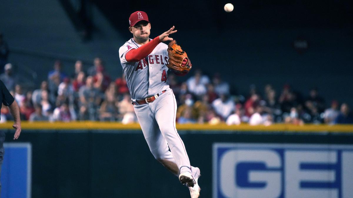 El torpedero cubano de los Angelinos José Iglesias tira a primera base en un partido ante los Diamondbacks de Arizona, el 11 de julio de 2021 en Phoenix.