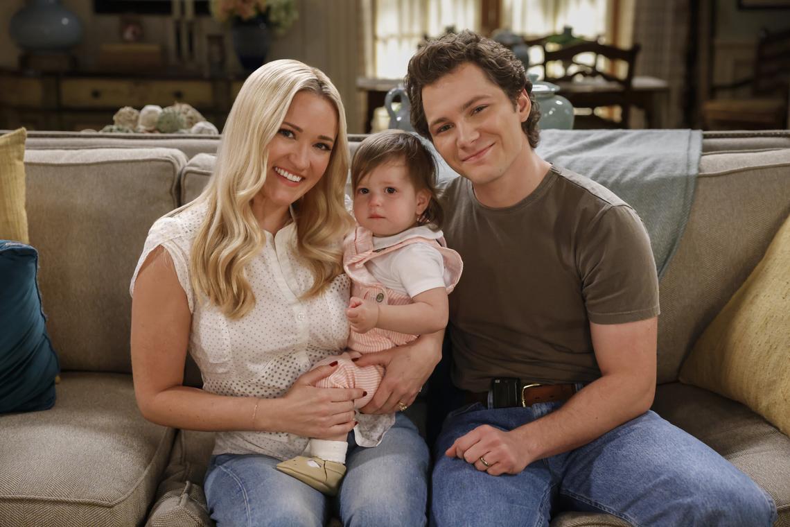 “A House Divided” – Audrey and Mary go to war over CeeCee and Georgie, and Mandy can’t help but take sides, on GEORGIE & MANDY’S FIRST MARRIAGE, Thursday, Feb. 13 (8:00-8:31 PM, ET/PT) on the CBS Television Network, and streaming on Paramount+ (live and on-demand for Paramount+ with SHOWTIME subscribers, or on-demand for Paramount+ Essential subscribers the day after the episode airs)*.YOUNG SHELDON stars Zoe Perry and Matt Hobby guest star as Mary and Pastor Jeff, respectively.   Pictured (L-R): Emily Osment as Mandy, CeeCee, and Montana Jordan as Georgie   Photo: Sonja Flemming/CBS ©2024 CBS Broadcasting, Inc. All Rights Reserved.