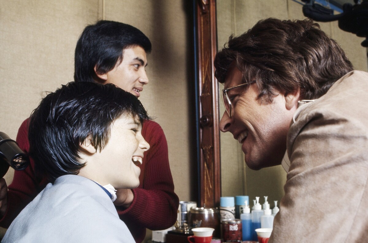 in front: Brandon Cruz and Bill Bixby (of THE COURTSHIP OF EDDIE’S FATHER) WITH Joe Torrenueva (of Joe’s Barber Shop in Beverly Hills, CA), c. 1970.Gene Trindl / TV Guide / courtesy Everett Collection