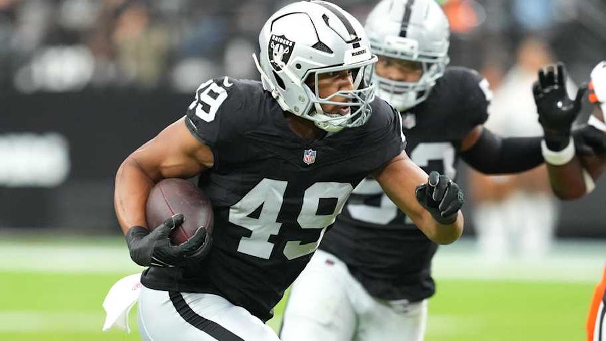  Nov 23, 2025; Paradise, Nevada, USA; Las Vegas Raiders defensive end Charles Snowden (49) runs against the Cleveland Browns in the first half at Allegiant Stadium. Mandatory Credit: Stephen R. Sylvanie-Imagn Images | Stephen R. Sylvanie-Imagn Images 