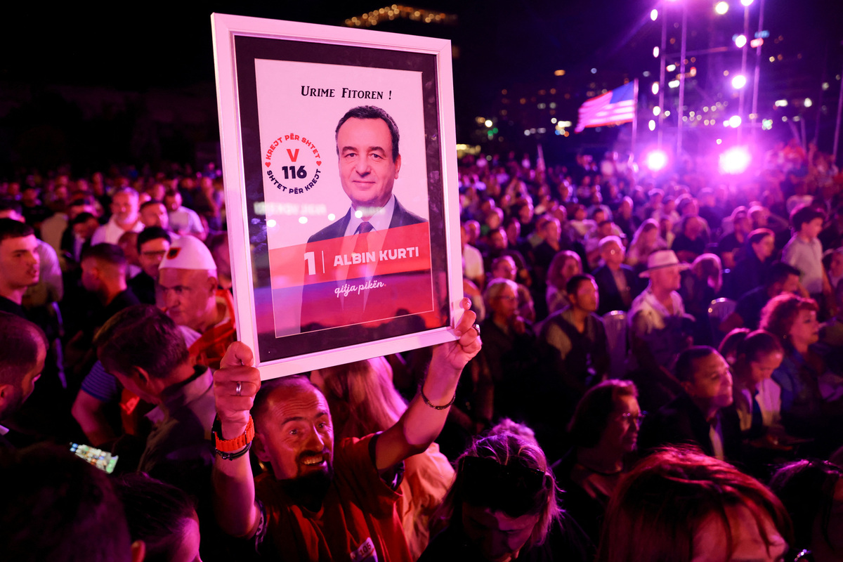 Supporters of the Levizja Vetevendosje (Movement for Self-Determination) party during the closing electoral rally for the upcoming parliamentary elections in Pristina, Kosovo, June 6, 2026.REUTERS/Valdrin Xhemaj