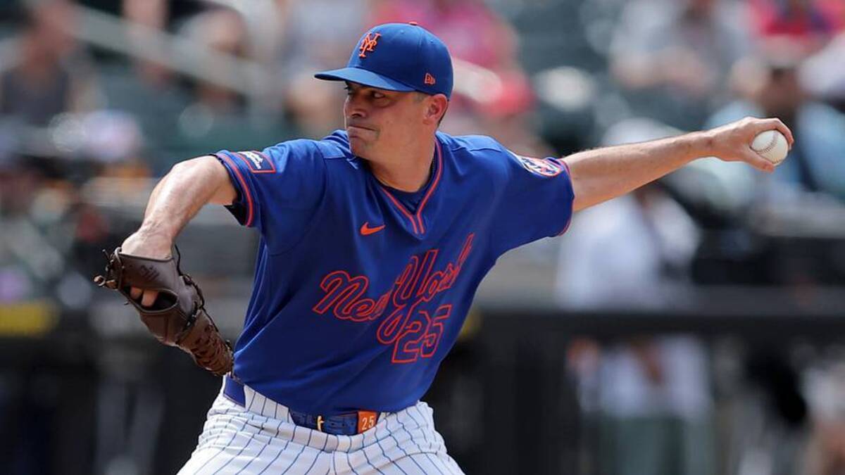  Jun 11, 2026; New York City, New York, USA; New York Mets relief pitcher Brooks Raley (25) pitches against the St. Louis Cardinals during the seventh inning at Citi Field. | Brad Penner-Imagn Images 