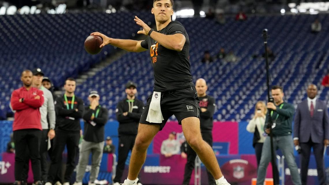 Ravens sign rookie quarterbacks Pavia, Fagnano to three-year deals