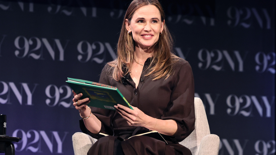 Jennifer Garner's Two-Piece Set Is the Only Outfit We Need for the Office 