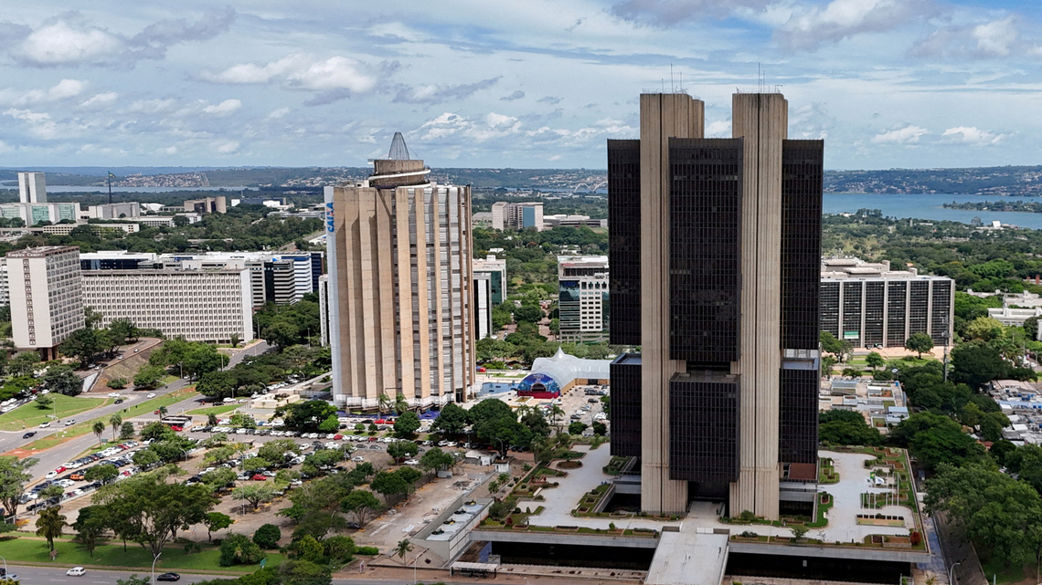 Brazil central bank sees inflation near target at key horizon, trims growth outlook 