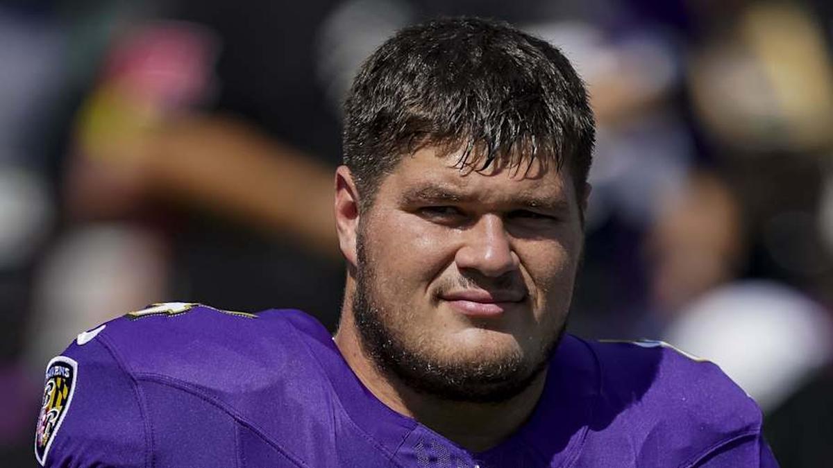  Sep 14, 2025; Baltimore, Maryland, USA; Baltimore Ravens center Tyler Linderbaum (64) before the game against the Cleveland Browns at M&T Bank Stadium. Mandatory Credit: Mitch Stringer-Imagn Images | Mitch Stringer-Imagn Images 