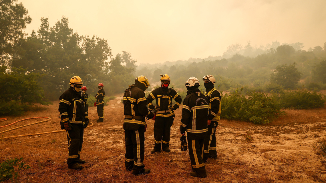 Tens of thousands flee fires in France, blazes merge outside Madrid 