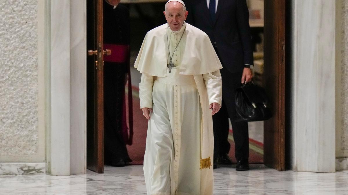 El papa Francisco a su llegada a su audiencia general semanal en el salón Papa Pablo VI, en el Vaticano, el 6 de octubre de 2021. (AP Foto/Alessandra Tarantino)