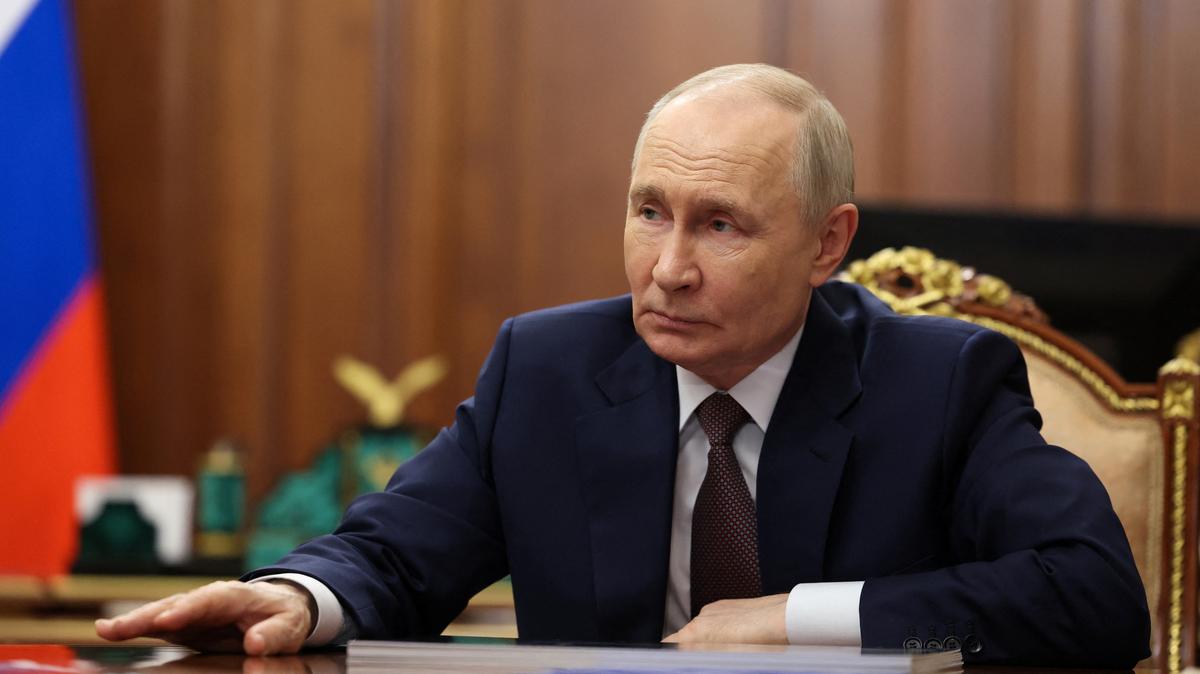 Russian President Vladimir Putin attends a meeting with Governor of the Omsk region Vitaly Khotsenko at the Kremlin in Moscow, Russia May 25, 2026. Sputnik/Vyacheslav Prokofyev/Pool via REUTERS ATTENTION EDITORS - THIS IMAGE WAS PROVIDED BY A THIRD PARTY.