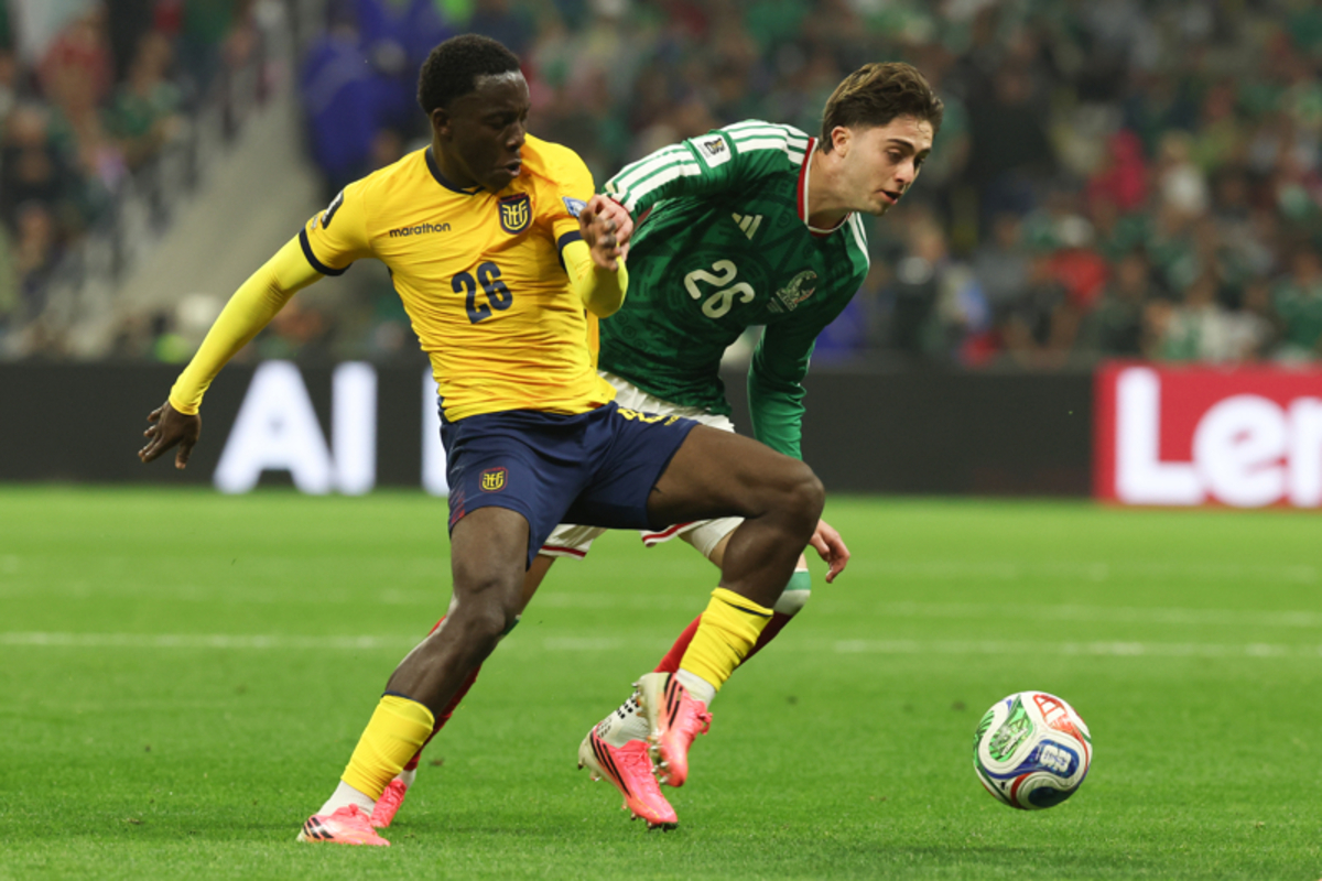  GR3244. CIUDAD DE MÉXICO (MÉXICO), 30/06/2026.- Brian Gutiérrez (d) de México disputa un balón con Yaimar Medina de Ecuador este martes, en un partido de los dieciseisavos de final del Mundial de la FIFA 2026 entre México y Ecuador en el estadio Azteca?, en Ciudad de México (México). EFE/ Alex Cruz
