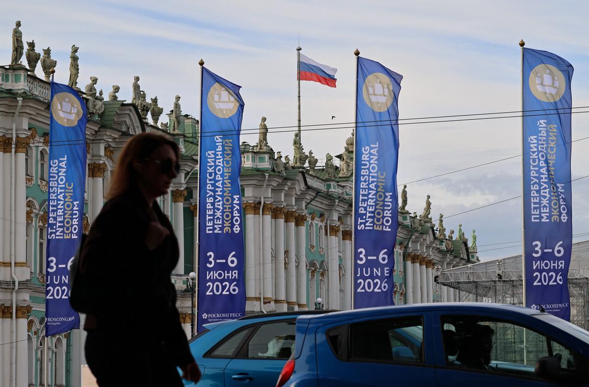 Flags with the logo of the St. Petersburg International Economic Forum (SPIEF) fly in front of the State Hermitage Museum on the eve of the forum's opening in Saint Petersburg, Russia June 2, 2026. REUTERS/Anastasia Barashkova