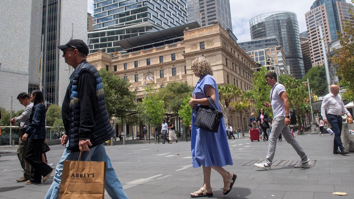 Tourists visit Circular Quay on Sydney Harbour as the International Monetary Fund has called out Australia for high inflation and urged the Reserve Bank to take a cautious approach to setting interest rates in its most recent World Economic Outlook update, in Sydney, Australia, January 20, 2026. REUTERS/ Jeremy Piper