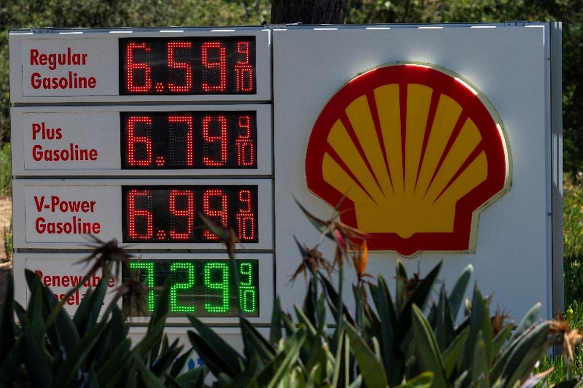 FILE PHOTO: The current price of gasoline is shown at a gas station in Encinitas, California, U.S., May 11, 2026.  REUTERS/Mike Blake/File Photo