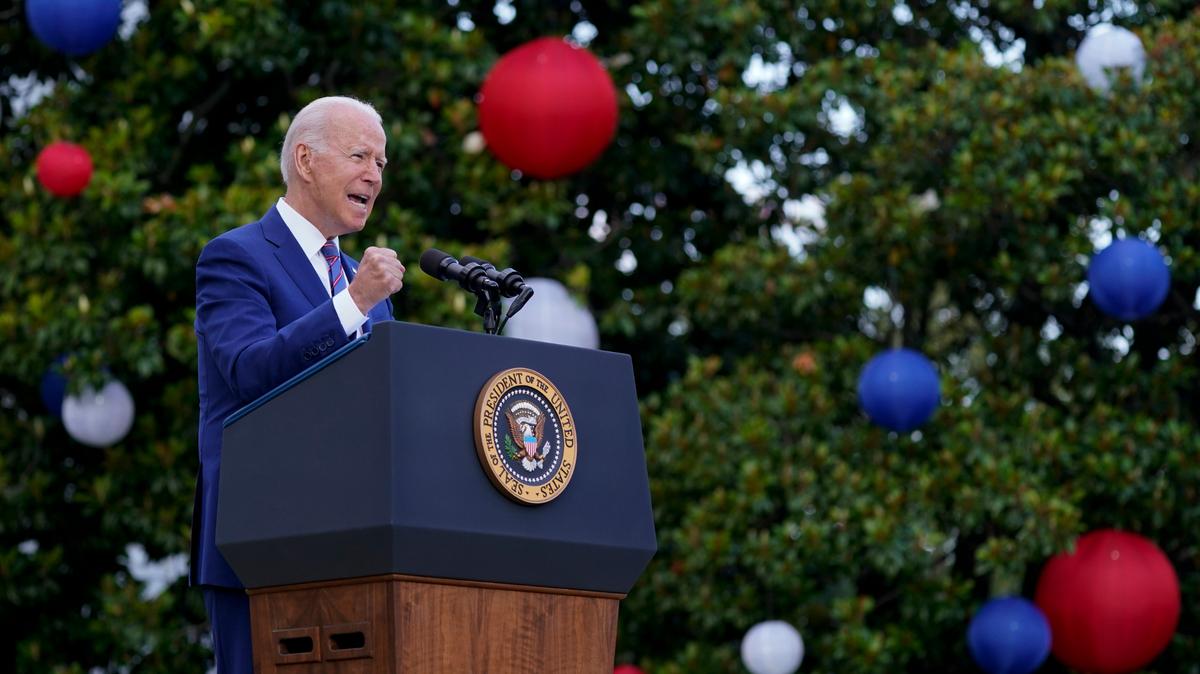 El presidente Joe Biden habla durante la celebración del Día de la Independencia en el Jardín Sur de la Casa Blanca, el 4 de julio de 2021, en Washington. (Foto AP/Patrick Semansky, archivo)