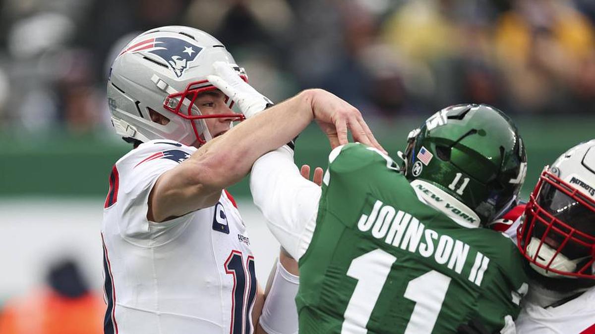  Dec 28, 2025; East Rutherford, New Jersey, USA; New York Jets linebacker Jermaine Johnson (11) is called for roughing the passer, New England Patriots quarterback Drake Maye (10) during the second quarter of the game at MetLife Stadium. Mandatory Credit: Vincent Carchietta-Imagn Images | Vincent Carchietta-Imagn Images 