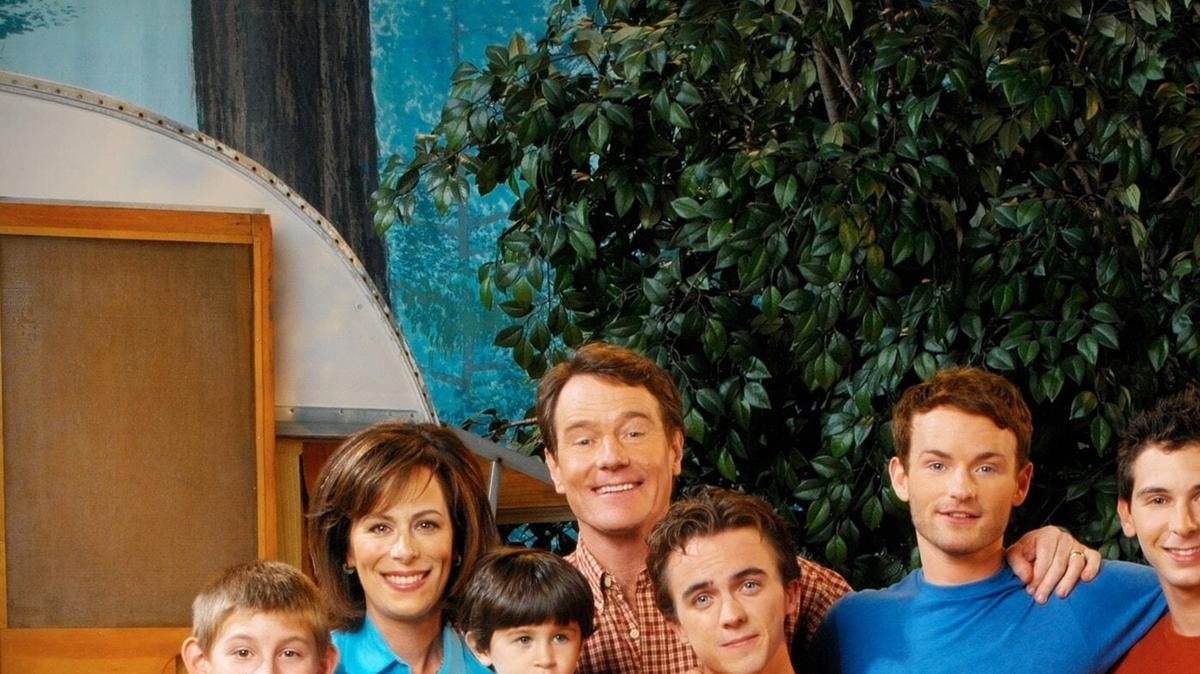 MALCOLM IN THE MIDDLE, poster, from left: Erik Per Sullivan, Jane Kaczmarek, James/Lukas Rodriguez, Bryan Cranston, Frankie Muniz, Christopher Masterson, Justin Berfield, (Season 7), 20002006. photo: TM and copyright © Fox Network. All rights reserved. / Courtesy Everett Collection