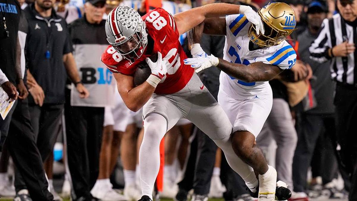  Ohio State Buckeyes tight end Max Klare (86) is shoved out of bounds by UCLA Bruins linebacker Isaiah Chisom (32) in the first half of the NCAA college football game at Ohio Stadium on Saturday, Nov. 15, 2025 in Columbus, Ohio. | Samantha Madar/Columbus Dispatch / USA TODAY NETWORK via Imagn Images 