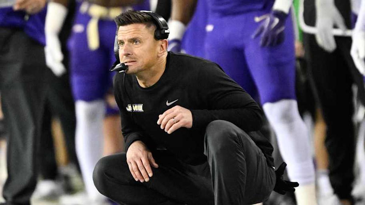  Dec 20, 2025; Eugene, OR, USA; James Madison Dukes head coach Bob Chesney looks on during the first quarter against the Oregon Ducks at Autzen Stadium. Mandatory Credit: Troy Wayrynen-Imagn Images | Troy Wayrynen-Imagn Images 
