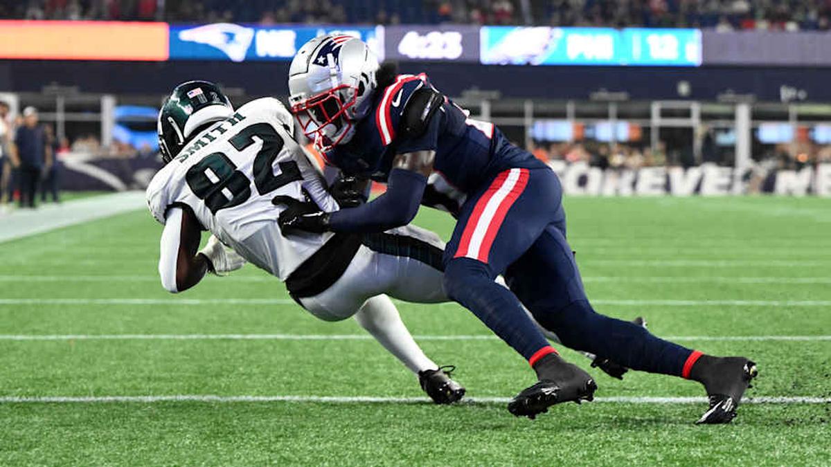  Aug 15, 2024; Foxborough, Massachusetts, USA; Philadelphia Eagles wide receiver Ainias Smith (82) makes a catch for an extra point against New England Patriots cornerback Marcellas Dial Jr. (27) during the second half at Gillette Stadium. Mandatory Credit: Brian Fluharty-Imagn Images | Brian Fluharty-Imagn Images 