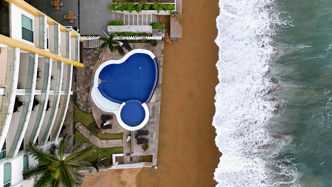 Hurricane Simon strengthens to Category 4 off Mexico coast 