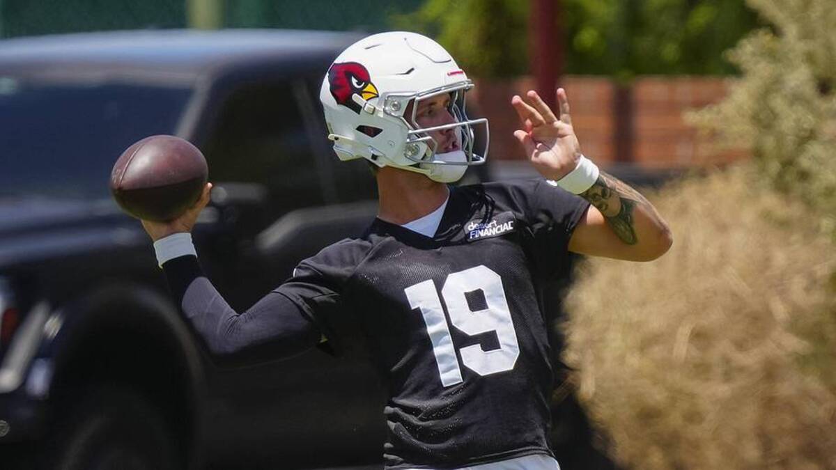  Arizona Cardinals quarterback Carson Beck (19) throws passes during organized team activities at the Cardinals Training Facility in Tempe on May 27, 2026. | Patrick Breen/The Republic / USA TODAY NETWORK via Imagn Images 