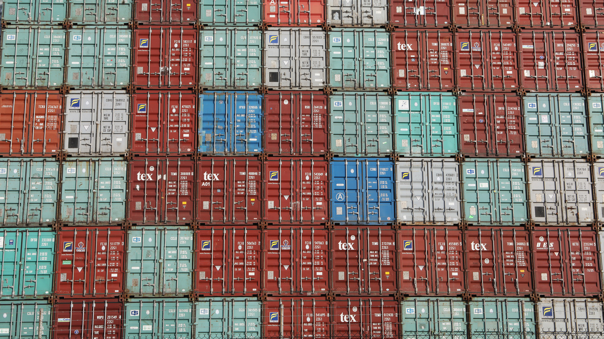 Containers are piled up at Port Botany facilities in Sydney Australia, February 6, 2018. Picture taken February 6, 2018. REUTERS/Daniel Munoz