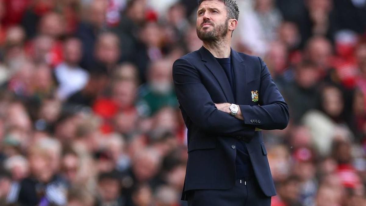  Michael Carrick wants reinforcements. | Robbie Jay Barratt/AMA/Getty Images 