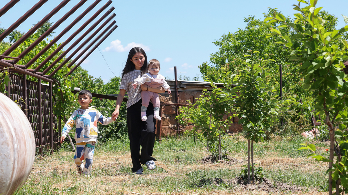 Anahit Grigoryan, who fled Nagorno-Karabakh, walks with her kids in the village of Oshakan, Armenia June 1, 2026. Hayk Baghdasaryan/Photolure via REUTERS