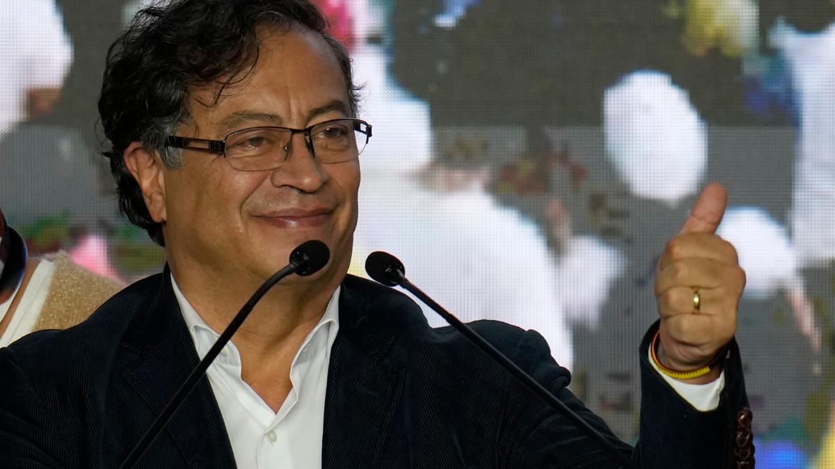El candidato a la presidencia de Colombia Gustavo Petro, de la coalición Pacto Histórico, alza el pulgar a sus seguidores en la noche de las elecciones en Bogotá, Colombia, el domingo 29 de mayo de 2022. Petro pasó a segunda ronda en junio, después de que ninguno de los seis candidatos lograra mayoría absoluta. (AP Foto/Fernando Vergara)