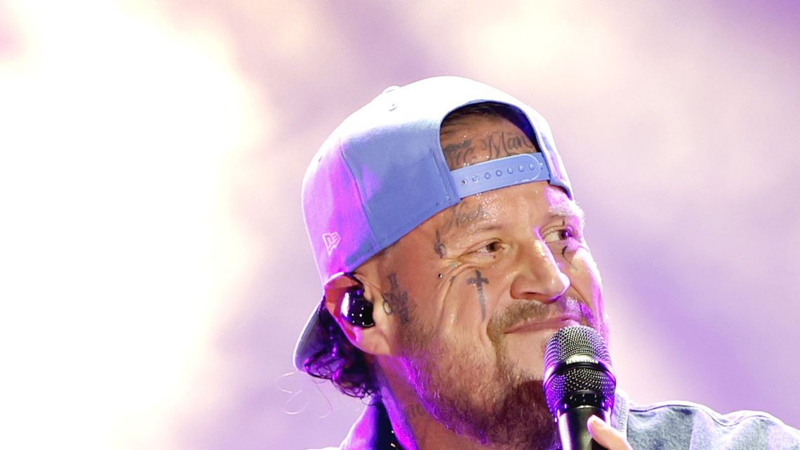 Jelly Roll Ditched Wedding Ring During CMA Fest Performance Amid Divorce 