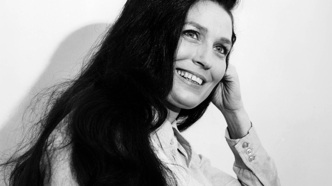 1966 No.1 Hit, Written by Loretta Lynn's 23-Year-Old Sister, Became One of the Greatest Country Songs of All Time 
