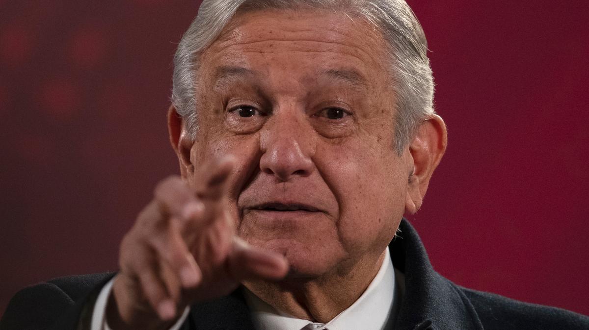 ARCHIVO - En esta fotografía de archivo del 18 de diciembre de 2020, el presidente mexicano Andrés Manuel López Obrador da su conferencia de prensa matutina programada regularmente en el Palacio Nacional en la Ciudad de México. (AP Foto/Marco Ugarte, Archivo)