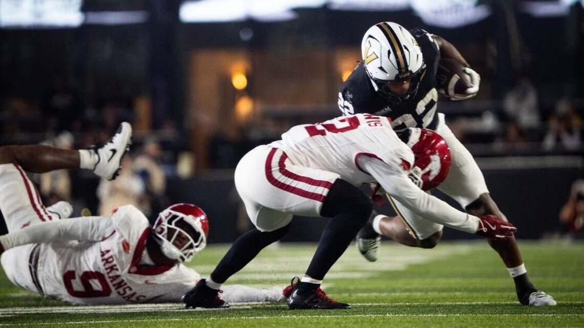 Arkansas snaps 14-game SEC losing streak with defeat of Vanderbilt 