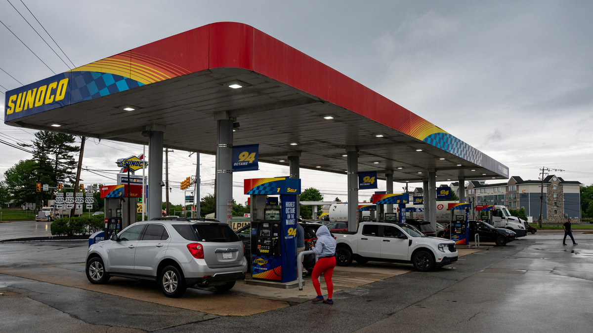 People purchase gasoline at a Sunoco gas station ahead of the Memorial Day weekend in Philadelphia, Pennsylvania, U.S. May, 21 2026.  REUTERS/Seth Herald