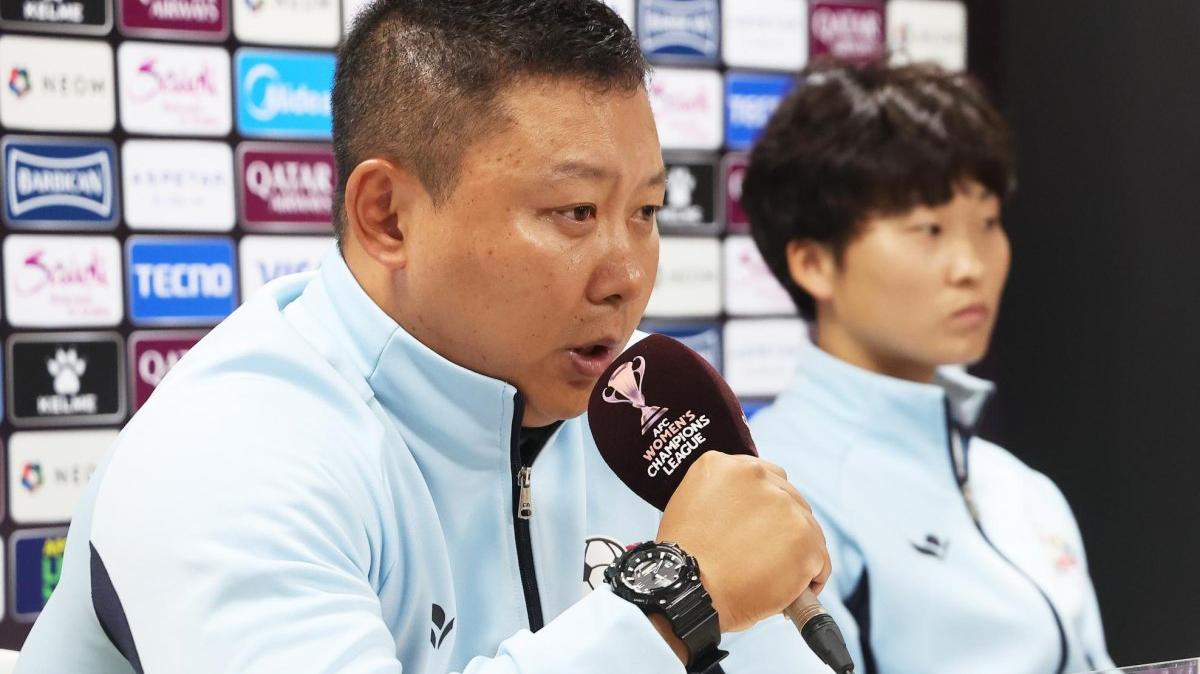 Naegohyang Women's FC head coach Ri Yu Il (L) and forward Kim Kyong Yong speak at a press conference at Suwon Stadium on Friday. The team will play in the AFC Women's Champions League final against Tokyo Verdy Beleza. Photo by Yonhap