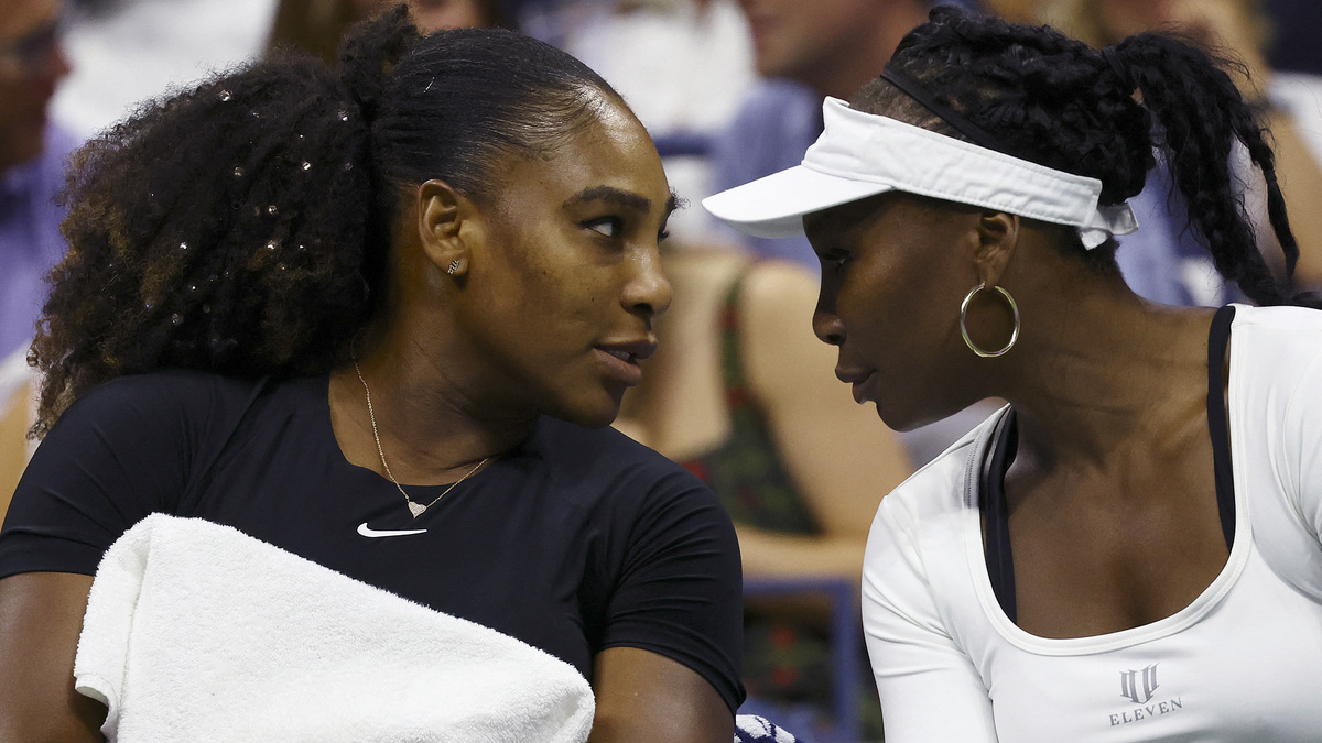 FILE PHOTO: Tennis - U.S. Open - Flushing Meadows, New York, United States - September 1, 2022  Venus Williams and Serena Williams of the U.S. during their women's doubles first round match against Czech Republic's Linda Fruhvirtova and Lucie Hradecka REUTERS/Mike Segar/File Photo