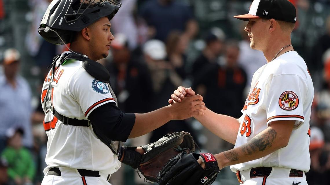 Giants looking for offense to turn around in visit to Reds