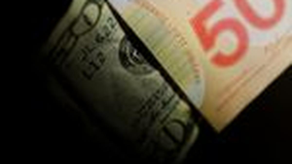 U.S. and Canada Dollar notes are seen in this June 22, 2017 illustration photo. REUTERS/Thomas White/Illustration/File Photo