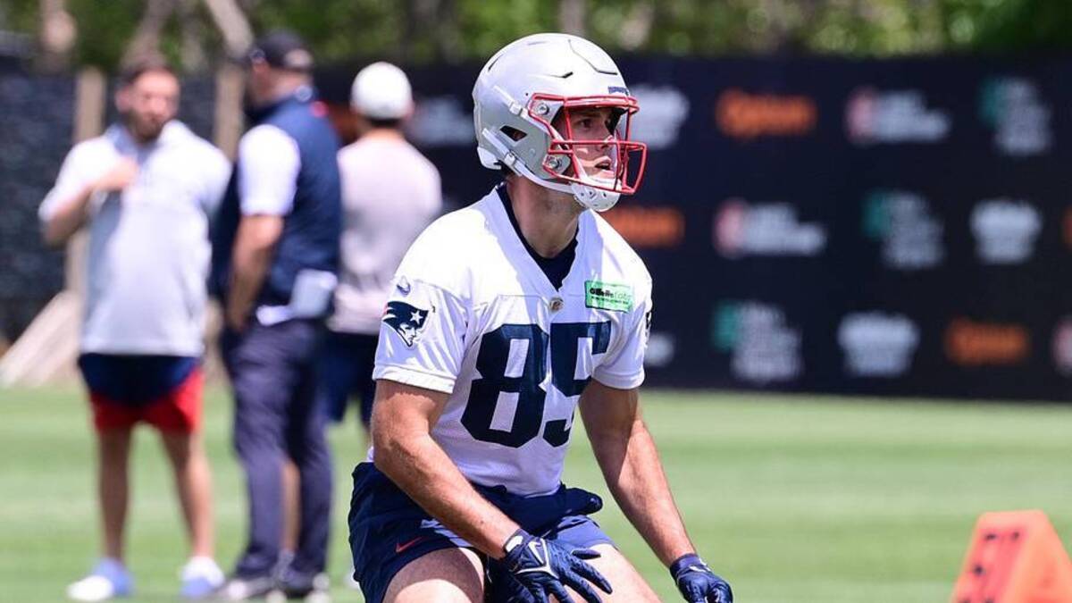  Jun 10, 2024; Foxborough, MA, USA; New England Patriots tight end Hunter Henry (85) tracks the ball at minicamp at Gillette Stadium. Mandatory Credit: Eric Canha-Imagn Images | Eric Canha-Imagn Images 